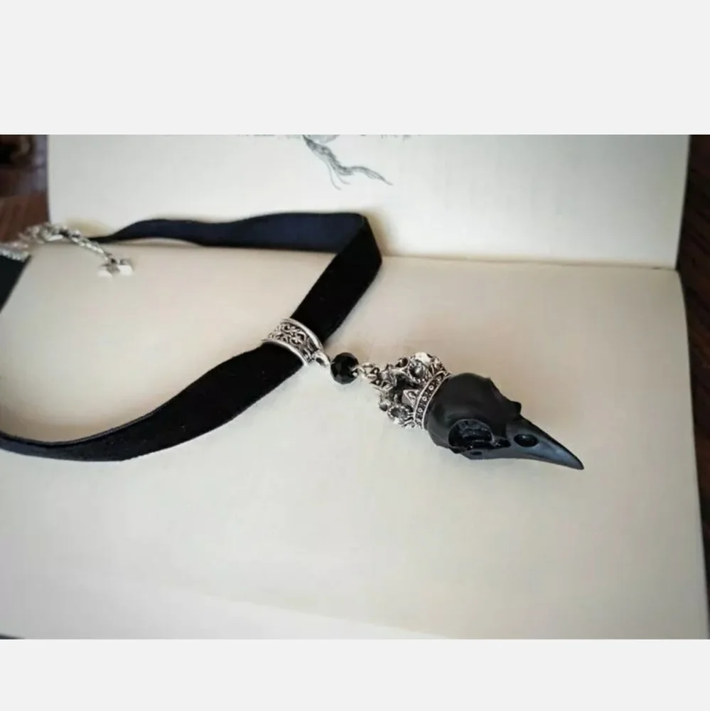 Black Resin Raven skull with Crown on velvet choker - Picture 2 of 2